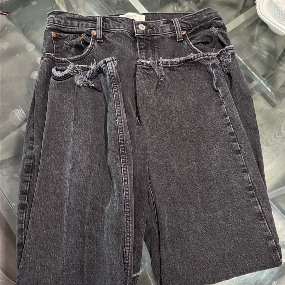 Abercrombie & Fitch Black Distressed 90s Straight Ultra High Rise Size 31